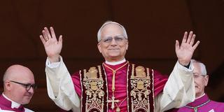 Der neu gewählte Papst Leo XIV., der US-Amerikaner Robert Prevost, winkt nach dem Konklave auf dem Balkon des Petersdoms im Vatikan. (Foto: picture alliance/dpa/AP | Alessandra Tarantino)