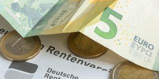 Münzen und eine Banknote liegen auf einer Renteninformation der Deutschen Rentenversicherung. (Foto: picture alliance/dpa | Fernando Gutierrez-Juarez)