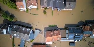 Stürme und Regen sorgen immer wieder für Schäden am Haus und im Garten. (Foto: picture alliance/dpa | Andreas Arnold)