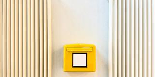 Ein Briefkasten an einer Wand (Foto: picture alliance / Schatz | Peter Schatz)