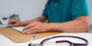 Stethoskop auf dem Schreibtisch eines Arztes (Foto: picture alliance/dpa | Sebastian Kahnert)