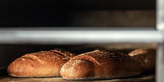 Brot in einem Backofen (Symbolfoto) (Foto: picture alliance / W2Art / Thorsten Wagner | Thorsten Wagner)