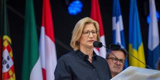 Die saarländische Ministerpräsidentin Anke Rehlinger (SPD) spricht beim Festakt zum 40. Jahrestag der Unterzeichnung des Schengener Abkommens. (Foto: picture alliance/dpa | Harald Tittel)