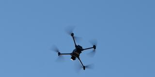 Eine Drohne in der Luft (Foto: picture alliance/dpa | Helena Dolderer)