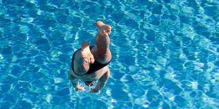 Sommerwetter. Ein Mann springt in das Wasserbecken.  (Foto: picture alliance/dpa | Thomas Warnack)