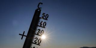 Die Sonne scheint hinter einem Thermometer (Foto: picture alliance/dpa | Thomas Warnack)