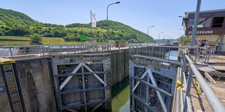 Moselschleuse St. Aldegund bei Treis-Karden (Foto: picture alliance/dpa | Sascha Ditscher)
