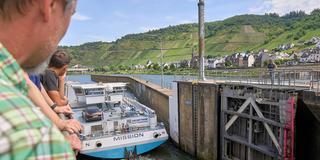 Notschleusung an der Moselschleuse St. Aldegund am 05.07.2025 (Foto: picture alliance/dpa | Sascha Ditscher)