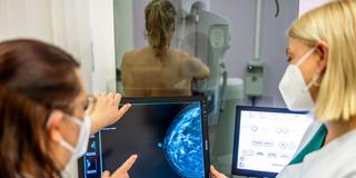 Medizinisches Personal untersucht mit einer Mammografie die Brust einer Frau (Foto: picture alliance/dpa | Michael Hanschke)