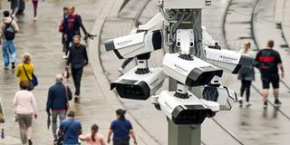 Überwachungskameras an einem öffentlichen Platz (Foto: picture alliance/dpa | Martin Schutt)
