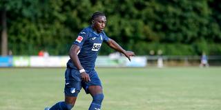 David Mokwa am Ball (Foto: picture alliance / foto2press | Oliver Zimmermann)