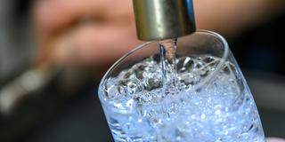 Trinkwasser läuft aus einem Wasserhahn (Foto: picture alliance/dpa | Hendrik Schmidt)