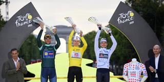 Tour de France, Mantes la Ville — Paris Champs Élysées (132,3km), 21. Etappe. Der slowenische Tour de France-Sieger Tadej Pogacar (M), der zweitplatzierte Däne Jonas Vingegaard und der Deutsche Florian Lipowitz (r) feiern auf dem Podium nach der letzten Etappe (Foto: picture alliance/dpa/Pool L'Équipe | Bernard Papon)