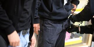 Polizeibeamte führen eine Waffenkontrolle durch (Foto: SR)