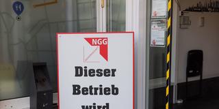 NGG-Streikschild (Foto: picture alliance / Snowfield Photography | D. Kerlekin/Snowfield Photography)