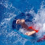 Ein Badegast springt ins Schwimmbadwasser (Foto: picture alliance/dpa | Michael Reichel)