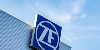 Das Logo von ZF  auf einem Schild an einem Werk (Foto: picture alliance/dpa | Matthias Balk)