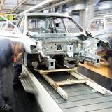 Mitarbeiter der Autoproduktion scheinen in der Bewegungsunschärfe zu verschwinden (Foto: picture alliance/dpa | Julian Stratenschulte)