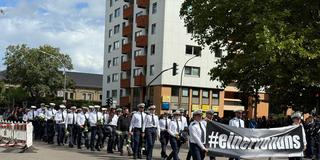 Zahlreiche Polizisten ziehen in einem Trauermarsch für den in Völklingen erschossenen Polizisten, Polizeioberkommissar Simon B., zur Beisetzung. (Foto: picture alliance/dpa | Birgit Reichert)