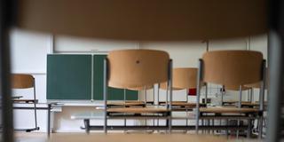 Stühle und eine Tafel sind in einem leeren Klassenzimmer zu sehen. (Foto: picture alliance/dpa | Marijan Murat)