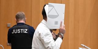 Sulaiman A., Angeklagter im Mordprozess, steht im Gerichtssaal. (Foto: picture alliance/dpa | Marijan Murat)