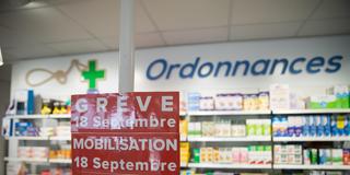 Ein Schild in einer französischen Apotheke weist auf den Streik am 18. September hin. (Foto: picture alliance / Hans Lucas | Vincent Feuray)