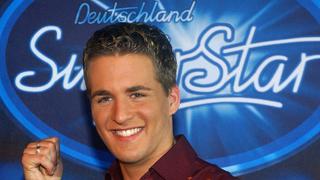 Der Sänger Alexander Klaws freut sich am 08.03.2003 in Köln nach dem Finale der ersten RTL-Show «Deutschland sucht den Superstar» (DSDS) über seinen Sieg. (Foto: picture alliance / dpa | Achim Scheidemann)
