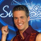 Der Sänger Alexander Klaws freut sich am 08.03.2003 in Köln nach dem Finale der ersten RTL-Show «Deutschland sucht den Superstar» (DSDS) über seinen Sieg. (Foto: picture alliance / dpa | Achim Scheidemann)