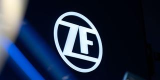 Weißes ZF Logo auf blauem Hintergrund. (Foto: picture alliance/dpa | Leonie Asendorpf)