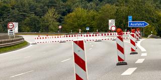 Ein Autobahnabschnitt ist hinter einer Abfahrt gesperrt (Foto: picture alliance/dpa | Georg Wendt)