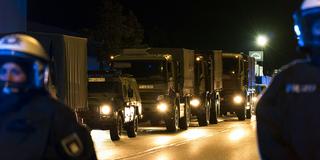 Eine Kolonne der Bundeswehr in der Nacht (Foto: picture alliance/dpa | Marcus Golejewski)