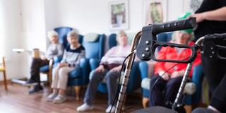 Seniorinnen in einem Aufenthaltsraum eines Altenheims (Symbolbild). (Foto: picture alliance / Fotostand | Fotostand / Gelhot)