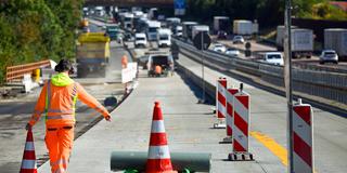 Arbeiter auf einer Autobahn-Baustelle (Foto: picture alliance/dpa | Robert Michael)