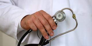 Ein Arzt hält ein Stethoskop in der Hand. (Foto: picture alliance/dpa | Patrick Seeger)