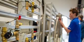 Heizungsrohre werden montiert (Foto: picture alliance/dpa | Monika Skolimowska)