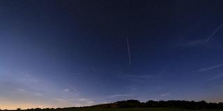 Sternenhimmel über einer Landschaft (Foto: picture alliance/dpa | Karl-Josef Hildenbrand)