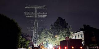 Ein abgesperrter Strommast wird nachts für Reparaturen beleuchtet (Foto: picture alliance/dpa | Michael Ukas)