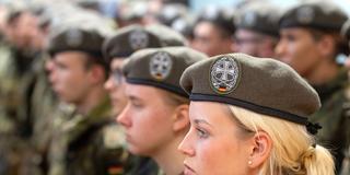 Soldatinnen und Soldaten stehen in Reihund Glied (Foto: picture alliance/dpa | Michael Reichel)