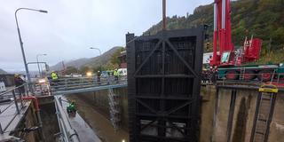 Montage eines neuen Schleusentores an der Moselschleuse St. Aldegund, 28.10.2025 (Foto: picture alliance/dpa | Thomas Frey)