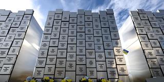 Blick auf die Gedenkmauer in Butscha. (Foto: picture alliance/dpa | Hendrik Schmidt)