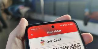 Deutschlandticket in einer App auf einem Smartphone (Foto: picture alliance / dts-Agentur)