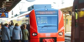 Eine S-Bahn vom Typ ET 425 (Elektrotriebwagen) steht am Bahngleis (Foto: picture alliance / dpa | Jens Wolf)