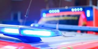 Einsatzfahrzeuge eines Rettungsdienstes mit Blaulicht (Foto: picture alliance/dpa | Julian Stratenschulte)