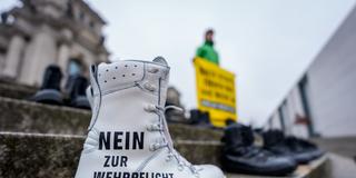 Gegen die Wiedereinführung der Wehrpflicht regt sich Widerstand. (Foto: picture alliance/dpa | Michael Kappeler)