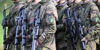 Rekruten der Bundeswehr bei der Schießausbildung (Foto: picture alliance/dpa | Federico Gambarini)