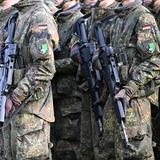 Rekruten der Bundeswehr bei der Schießausbildung (Foto: picture alliance/dpa | Federico Gambarini)