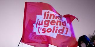 Jugendliche wehen Fahnen von "links jugend solid" der Jugendorganisation der Partei Die Linke (Foto: picture alliance / Ipon | Stefan Boness)