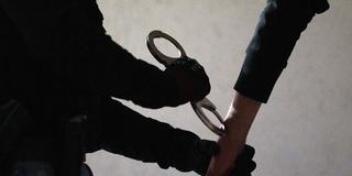 Jemand bekommt Handschellen angelegt (Foto: picture alliance/dpa | Leonie Asendorpf)