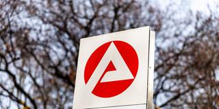 Das Logo der Agentur für Arbeit steht an einem Gebäude (Foto: picture alliance / dpa | Matthias Balk)