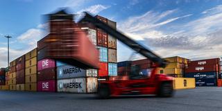 Waren-Container stehen auf dem Lagerplatz einer Spedition. (Foto: picture alliance/dpa | Oliver Berg)